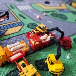 Bauarbeiten durch Spielzeugautos ähnlich dem Geschäftsmodell der Hochtief AG