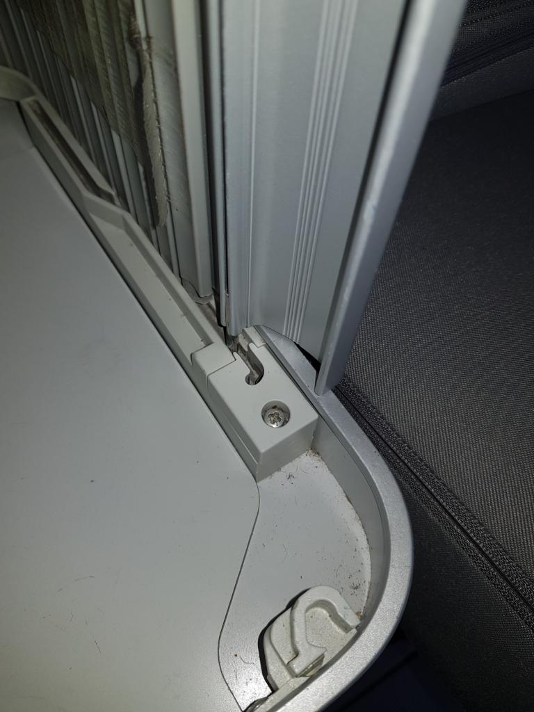 Zu lösende Schrauben bei der Reparatur der Schiebetür vom Campingausbau des VW T5 California
