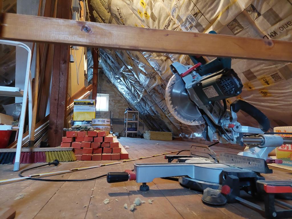 Komplette Baustelle auf dem Dachboden. Vom Lagerraum ist noch nichts zu erkennen. Holzlattung muss noch angebracht werden.